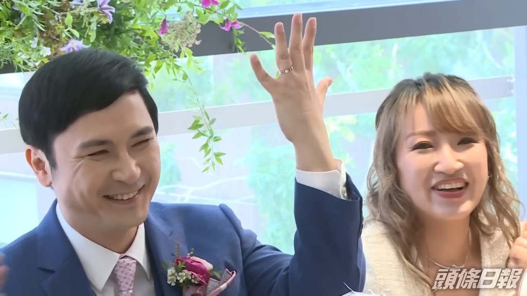 兩人交換戒指，李泳豪全程笑到合唔埋口。